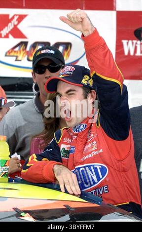 10 juin 2001 - États-Unis - HISTOIRE SPORTIVE KRT SLUGGED : KMART400 KRT PHOTO PAR JULIAN H. GONZALEZ/DETROIT PRESSE LIBRE (10 juin) BROOKLYN, mi - Jeff Gordon célèbre sa victoire dans la course automobile Kmart 400 au Michigan Motor Speedway à Brooklyn, Michigan, le dimanche 10 juin 2001. (DE) NC KD 2001 (Vert) (MvW) (crédit image : © Detroit Free Press via ZUMA Press Wire) Banque D'Images