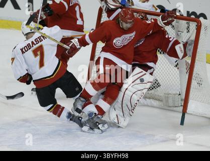 24 avril 2004 - États-Unis - HISTOIRE SPORTIVE DE la KRT SLUGGED : FLAMES-WINGS KRT PHOTOGRAPHIE PAR MANDI WRIGHT/DETROIT PRESSE LIBRE (24 avril) DETROIT, mi - Henrik Zetterberg des Red Wings de Detroit rencontre son gardien Curtis Joseph après avoir été frappé par derrière par Chuck Kobasew des Flames de Calgary (7) lors de la première période du match 2 des demi-finales de la Conférence occidentale. Les Red Wings battent les Flames, 5-2, à Joe Louis Arena de Detroit, Michigan, le 24 avril 2004. (cdm) 2004 (crédit image : © Mandi Wright/Detroit Free Press via ZUMA Press Wire) Banque D'Images