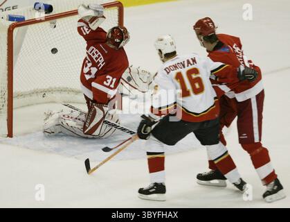 24 avril 2004 - États-Unis - HISTOIRE SPORTIVE de la KRT SLUGGED : FLAMES-WINGS KRT PHOTOGRAPHIE PAR MANDI WRIGHT/DETROIT PRESSE LIBRE (24 avril) DETROIT, mi -- Shean Donovan (16) des scores des Flames de Calgary contre la défense des Red Wings de Détroit, le gardien Curtis Joseph et le défenseur Derian Hatcher (2), lors de la deuxième période d'action dans le match 2 des demi-finales de la Conférence de la LNH Western. Les Red Wings battent les Flames, 5-2, à Joe Louis Arena de Detroit, Michigan, le 24 avril 2004. (cdm) 2004 (crédit image : © Mandi Wright/Detroit Free Press via ZUMA Press Wire) Banque D'Images