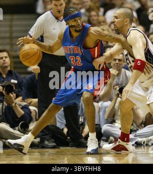 16 mai 2004 - États-Unis - HISTOIRE SPORTIVE KRT SLUGGED : PISTONS-NETS KRT PHOTOGRAPHIE PAR ROMAIN BLANQUART/DETROIT FREE PRESS (16 mai) EAST RUTHERFORD, NJ - Richard Hamilton, des pistons de Detroit, à gauche, cherche à obtenir Jason Kidd des nets du New Jersey pendant le premier quart d'action dans le match 6e match des demi-finales de la Conférence est de la NBA. Les pistons battent les nets, 81-75, à Continential Airlines Arena à East Rutherford, New Jersey, le dimanche 16 mai 2004. (cdm) 2004 (crédit image : © Romain Blanquart/Detroit Free Press via ZUMA Press Wire) Banque D'Images