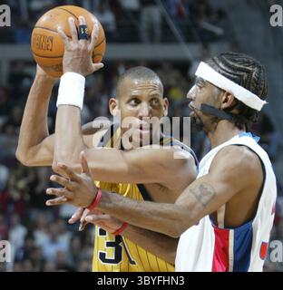 28 mai 2004 - États-Unis - HISTOIRE SPORTIVE KRT SLUGGED : BKN-PACERS-PISTONS KRT PHOTO PAR KIRTHMON F. DOZIER/DETROIT PRESSE LIBRE (mai 28) AUBURN HILLS, mi -- Reggie Miller de l'Indiana, à gauche, semble passer par Richard Hamilton de Detroit dans la première moitié vendredi 28 mai 2004. (gsb) 2004 (crédit image : © Kirthmon F. Dozier/Detroit Free Press via ZUMA Press Wire) Banque D'Images