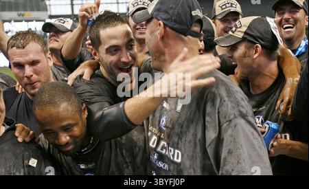 28 septembre 2008 - Ryan Braun, au centre des Milwaukee Brewers, donne à l'entraîneur Dale Sveum un câlin parmi les joueurs trempés de champagne lors de la célébration des équipes sur les Chicago Cubs après au Miller Park le dimanche 28 septembre 2008, à Milwaukee, Wisconsin. (Crédit image : © Jeffrey Phelps/Milwaukee Journal Sentinel via ZUMA Press Wire) Banque D'Images