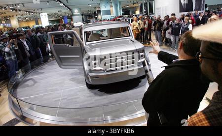 16 janvier 2005 - États-Unis - HISTOIRE D'AFFAIRES KRT SLUGGED : AUTO-SYNUS KRT PHOTOGRAPHIE PAR MANDI WRIGHT/DETROIT PRESSE LIBRE (19 janvier) le public a son premier coup d'oeil au concept Synus de Ford qui se combine à des serrures et un téléviseur LCD de 42 pouces dans la porte arrière au salon international de l'auto nord-américain au Cobo Hall à Detroit, Michigan, samedi 15 janvier 2005. (lde) 2005 (crédit image : © Mandi Wright/Detroit Free Press via ZUMA Press Wire) Banque D'Images