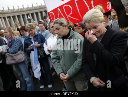 3 avril 2005 - Etats-Unis - KRT WORLD NEWS STORY SLUGGED : POPE-OBIT KRT PHOTOGRAPHIE PAR ROMAIN BLANQUART/DETROIT PRESSE LIBRE (3 avril) VATICAN -- Une polonaise, à droite, pleure lors d'une messe sur la place Saint-Pierre le dimanche 3 avril 2005. (VMW) 2005 (crédit image : © Romain Blanquart/Detroit Free Press via ZUMA Press Wire) Banque D'Images