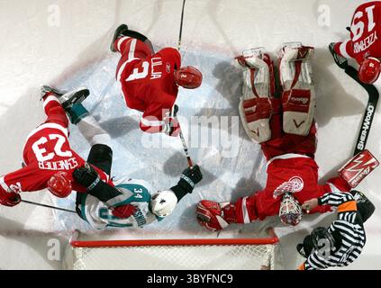 23 mars 2006 - États-Unis - le gardien des Red Wings de Detroit, Manny Legace (34), a le palet couvert entre ses jambes pour une sauvegarde alors que son coéquipier Mathieu Schneider, à gauche, tient Patrick Rissmiller des Sharks de San Jose (34) en troisième période. Les Red Wings ferment les Sharks 4-0 au Joe Louis Arena de Detroit, Michigan, le jeudi 23 mars 2006. (Julian H. Gonzalez/Detroit Free Press/KRT) (image crédit : © Julian H. Gonzalez/Detroit Free Press via ZUMA Press Wire) Banque D'Images