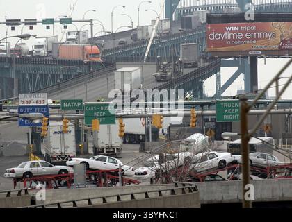9 mars 2006 - É.-U. - la circulation passe sur le pont Ambassador de Détroit, Michigan, à Windsor, Canada, le 9 mars, 2006. (Kathleen Galligan/Detroit Free Press/KRT) (image de crédit : © Kathleen Galligan/Detroit Free Press via ZUMA Press Wire) Banque D'Images