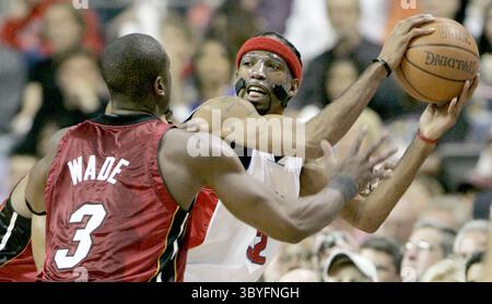 23 mai 2006 - États-Unis - Richard Hamilton des pistons de Détroit cherche un homme ouvert alors que Dwyane Wade de Miami Heat reste sur lui dans le deuxième quart-temps du match 1 de la finale de la NBA Eastern Conference, mardi 23 mai 2006, au Palace of Auburn Hills à Auburn Hills, Michigan. (Joe Rimkus Jr./Detroit Free Press/KRT) (image de crédit : © Joe Rimkus Jr/Detroit Free Press via ZUMA Press Wire) Banque D'Images