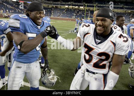 11 août 2006 - É.-U. - le choix du premier tour de repêchage des Lions Ernie Sims (50) accueille les Broncos de Denver Tyler Everett (32) au milieu de terrain après que les Lions aient gagné 20-13 en football de pré-saison de la NFL au Ford Field à Detroit, Michigan, vendredi 11 août 2006. (Crédit image : © Eric Seals/Detroit Free Press via ZUMA Press Wire) Banque D'Images
