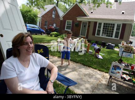 23 juin 2006 - É.-U. - Amy Burgdorf attend que les clients vérifient les articles qu'elle a lors d'une vente de garage à Royal Oak, Michigan, le 27 mai 2006. (Amy Leang/Detroit Free Press/KRT) (image crédit : © Amy Leang/Detroit Free Press via ZUMA Press Wire) Banque D'Images
