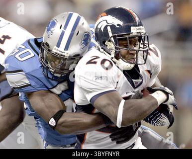11 août 2006 - États-Unis - le choix de première ronde des Lions de Détroit Ernie Sims (50) conclut Mike Bell (20) des Broncos de Denver lors de la première mi-temps du football de pré-saison de la NFL au Ford Field à Detroit, Michigan, vendredi 11 août 2006. ) (Crédit image : © Eric Seals/Detroit Free Press via ZUMA Press Wire) Banque D'Images