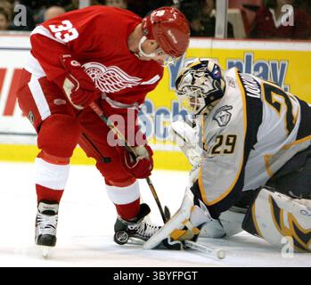 10 novembre 2006 - États-Unis - Kris Draper des Red Wings de Detroit prend un coup de feu alors que Tomas Vokoun, gardien des Predators de Nashville, défend lors d'une première période au Joe Louis Arena de Detroit, Michigan, le vendredi 10 novembre 2006. ) (Crédit image : © Kirthmon F. Dozier/Detroit Free Press via ZUMA Press Wire) Banque D'Images