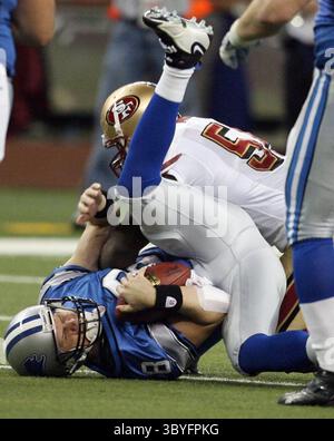 12 novembre 2006 - États-Unis - le quarterback des Lions de Détroit, Jon Kitna, est limogé par les 49ers de San Francisco Brandon Moore au deuxième quart-temps. Les 49ers ont battu les Lions, 19-13, au Ford Field à Detroit, Michigan, le dimanche 12 novembre 2006. ) (Crédit image : © Mandi Wright/Detroit Free Press via ZUMA Press Wire) Banque D'Images