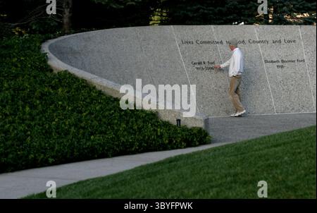 4 janvier 2007 - États-Unis - Steve Ford passe un moment tranquille sur la tombe de son père, l'ancien président américain Gerald R. Ford, le jeudi 4 janvier 2007. ) (Crédit image : © Susan Tusa/Detroit Free Press via ZUMA Press Wire) Banque D'Images