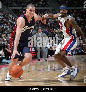 8 avril 2007 - États-Unis - Sasha Pavlovic (à droite) des cavaliers de Cleveland affronte Richard Hamilton des pistons de Détroit en première mi-temps. Les pistons battent les cavaliers, 87-82, au Palace of Auburn Hills à Auburn Hills, Michigan, le dimanche 8 avril 2007. (Crédit image : © Kirthmon F. Dozier/Detroit Free Press via ZUMA Press Wire) Banque D'Images