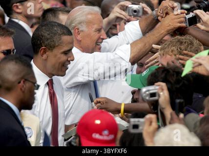 23 août 2008 - candidat démocrate à la présidentielle Sen. Barack Obama et Sen. Joe Biden (d-Del.) Saluez les supporters à l'Old State Capital à Springfield, Illinois, le samedi 23 août 2008. Obama a choisi Biden comme vice-président.) (Crédit image : © Andre J. Jackson/Detroit Free Press via ZUMA Press Wire) Banque D'Images
