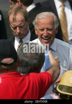23 août 2008 - Sen. Joe Biden (d-Del.) Serre la main à l'Old State Capital à Springfield, Illinois, samedi 23 août 2008. Le candidat démocrate à la présidence Sen. Barack Obama a choisi Biden comme vice-président. ) (Crédit image : © Andre J. Jackson/Detroit Free Press via ZUMA Press Wire) Banque D'Images