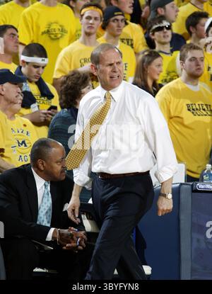 17 janvier 2009 - John Beilein, entraîneur-chef du Michigan, montre son mécontentement avec l'action au début de la première mi-temps contre Ohio State à Crisler Arena à Ann Arbor, Michigan, samedi 17 janvier 2009.) (Crédit image : © Detroit Free Press via ZUMA Press Wire) Banque D'Images
