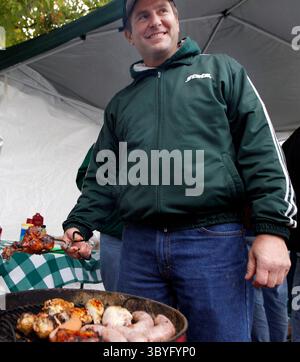 3 octobre 2010 - East Lansing, mi, États-Unis - David George, de Rochester Hills, cuisine du poulet grillé et des bratwursts avant le match entre l'État du Michigan et le Wisconsin, le 2 octobre 2010, au Spartan Stadium à East Lansing, Michigan. ) (Crédit image : © Rashaun Rucker/Detroit Free Press via ZUMA Press Wire) Banque D'Images