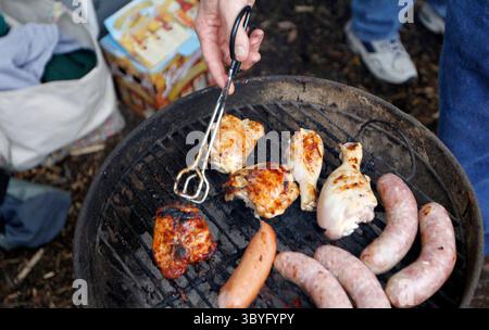 3 octobre 2010 - East Lansing, mi, États-Unis - David George, de Rochester Hills, cuisine du poulet grillé et des bratwursts avant le match entre l'État du Michigan et le Wisconsin, le 2 octobre 2010, au Spartan Stadium à East Lansing, Michigan. ) (Crédit image : © Rashaun Rucker/Detroit Free Press via ZUMA Press Wire) Banque D'Images