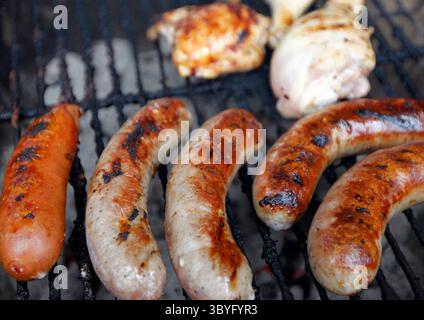 3 octobre 2010 - East Lansing, mi, États-Unis - Bratwurst et poulet grillé cuisent sur le gril avant le match entre l'État du Michigan et le Wisconsin, le 2 octobre 2010, au Spartan Stadium à East Lansing, Michigan. ) (Crédit image : © Rashaun Rucker/Detroit Free Press via ZUMA Press Wire) Banque D'Images