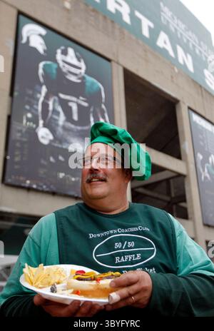 Oct. 3, 2010 - East Lansing, mi, USA - Gary Mugnolo, de Lansing, montre son assiette de hayon classique d'une bratwurst, salade de fruits, salade de pommes de terre et frites avant le match entre l'État du Michigan et le Wisconsin, le 2 octobre 2010, au stade Spartan à East Lansing, Michigan.) (Crédit image : © Rashaun Rucker/Detroit Free Press via ZUMA Press Wire) Banque D'Images
