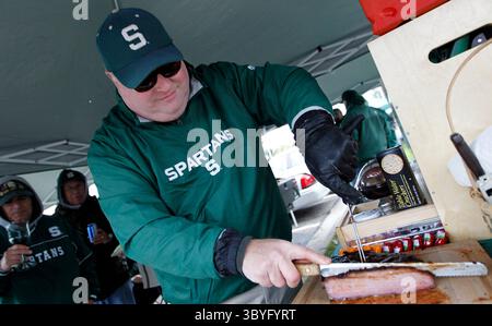 3 octobre 2010 - East Lansing, mi, États-Unis - Mike VanRooy, de Grand Rapids, tranche la poitrine à son hayon avant le match entre l'État du Michigan et le Wisconsin, le 2 octobre 2010, au Spartan Stadium à East Lansing, Michigan.) (Crédit image : © Rashaun Rucker/Detroit Free Press via ZUMA Press Wire) Banque D'Images