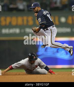 7 avril 2012 - Milwaukee, Wisconsin, États-Unis - JON JAY, des membres Louis Cardinals, est forcé de quitter la deuxième base par ALEX GONZALEZ (11 ans) des Milwaukee Brewers au Miller Park. Les Brewers ont gagné 6-0. (Crédit image : © Michael Sears/Milwaukee Journal Sentinel via ZUMA Press Wire) Banque D'Images