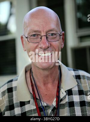 23 août 2012 - Milwaukee, WI, États-Unis - le comte Fuller un vendeur porte-à-porte de brosses, de balais et de produits de nettoyage fait un appel de vente sur la famille Klenke à Fox point, Wisconsin le 23 août 2012. (Crédit image : © Michael Sears/Milwaukee Journal Sentinel via ZUMA Press Wire) Banque D'Images