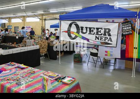 Bloomsburg, États-Unis. 19 juillet 2025. Des stands pour les organisations communautaires et les vendeurs sont vus à l'intérieur du bâtiment industriel du parc d'expositions Bloomsburg pendant PrideAPalooza à Bloomsburg, en Pennsylvanie, le 19 juillet 2025. (Photo de Paul Weaver/Sipa USA) crédit : Sipa USA/Alamy Live News Banque D'Images