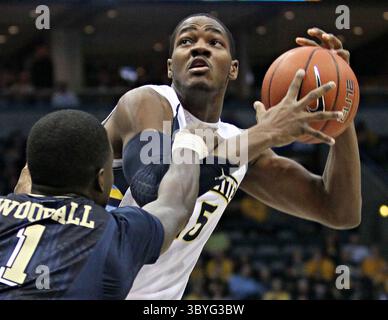 16 février 2013 - Milwaukee, WI, États-Unis - Tray Woodall (1) de Pittsburgh obtient un coup de main sur Steve Taylor Jr de Marquette alors qu'il cherche une chance au BMO Harris Bradley Center à Milwaukee, Wisconsin, le samedi 16 février 2013. Marquette a surmonté Pitt, 79-69. (Crédit image : © Michael Sears/Milwaukee Journal Sentinel via ZUMA Press Wire) Banque D'Images
