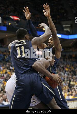 16 février 2013 - Milwaukee, WI, États-Unis - Chris Otule de Marquette se bat pour un rebond sous le panier avec Dante Taylor (11) de Pittsburgh au BMO Harris Bradley Center à Milwaukee, Wisconsin, le samedi 16 février 2013. Marquette a surmonté Pitt, 79-69. (Crédit image : © Michael Sears/Milwaukee Journal Sentinel via ZUMA Press Wire) Banque D'Images