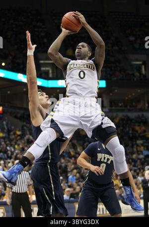 16 février 2013 - Milwaukee, WI, États-Unis - Jamil Wilson (0) de Marquette lance un tir contre Pittsburgh au BMO Harris Bradley Center à Milwaukee, Wisconsin, le samedi 16 février 2013. Marquette a surmonté Pitt, 79-69. (Crédit image : © Michael Sears/Milwaukee Journal Sentinel via ZUMA Press Wire) Banque D'Images