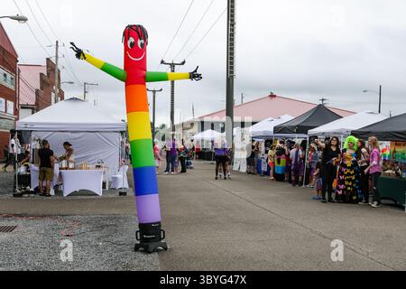Bloomsburg, États-Unis. 19 juillet 2025. Des stands de vendeurs et un tube de danse gonflable sur le thème de la fierté sont vus au PrideAPalooza au Bloomsburg Fairgrounds à Bloomsburg, en Pennsylvanie, le 19 juillet 2025. (Photo de Paul Weaver/Sipa USA) crédit : Sipa USA/Alamy Live News Banque D'Images