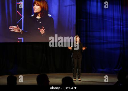 12 janvier 2014 - Detroit, mi, États-Unis - Mary Barra, nouvelle PDG de General Motors, présente le tout nouveau Canyon 2015 de GMC lors d'un événement au Russell Industrial Center de Detroit le dimanche 12 janvier 2014. (Crédit image : © Romain Blanquart/Detroit Free Press via ZUMA Press Wire) Banque D'Images