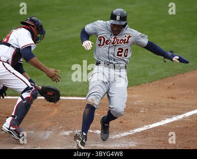 26 février 2014 - Kissimmee, FL, États-Unis - Rajai Davis des Tigers de Détroit marque contre Christian Bethancourt, le receveur des Braves d'Atlanta, lors de la sixième manche d'un match de la Ligue des pamplemousses. Les Tigres ont battu les Braves, 6-5, à Kissimmee, Floride, mercredi, 26 février 2014. (Crédit image : © Julian H. Gonzalez/Detroit Free Press via ZUMA Press Wire) Banque D'Images