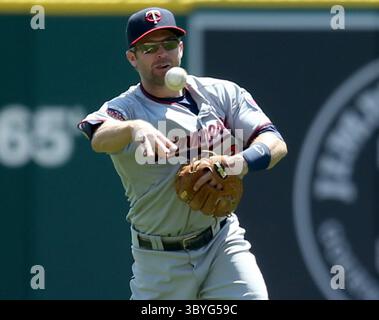 10 mai 2014 - Detroit, mi, États-Unis - Brian Dozier des Twins du Minnesota chasse les Tigers de Détroit Alex Avila lors de la troisième manche au Comerica Park à Détroit, samedi 10 mai 2014. Les Tigers ont battu les Twins, 9-3. (Crédit image : © Kirthmon F. Dozier/Detroit Free Press via ZUMA Press Wire) Banque D'Images