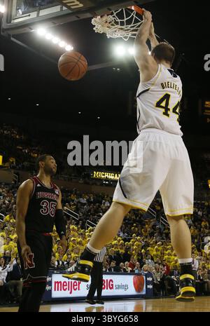 27 janvier 2015 - Ann Arbor, mi, États-Unis - Walter Pitchford du Nebraska se détourne alors que Max Bielfeldt du Michigan termine un dunk en fin de deuxième mi-temps le mardi 27 janvier 2015, au Crisler Center à Ann Arbor, Michèle (crédit image : © Julian H. Gonzalez/Detroit Free Press via ZUMA Press Wire) Banque D'Images