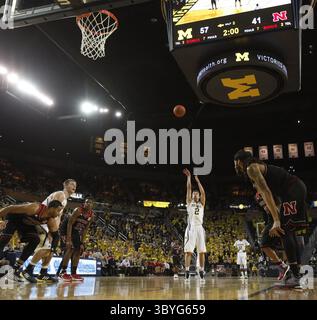 27 janvier 2015 - Ann Arbor, mi, États-Unis - Spike Albrecht du Michigan lance des lancers francs tard dans la deuxième mi-temps le mardi 27 janvier 2015, au Crisler Center à Ann Arbor, Mich. (image de crédit : © Julian H. Gonzalez/Detroit Free Press via ZUMA Press Wire) Banque D'Images