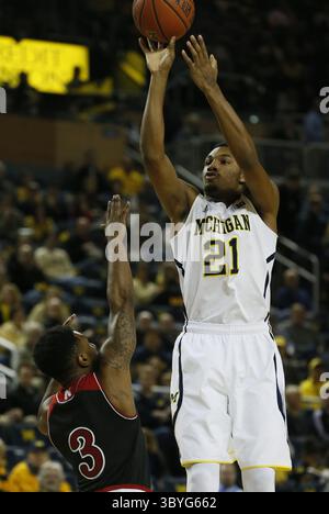 27 janvier 2015 - Ann Arbor, mi, États-Unis - Zak Irvin du Michigan tire sur Shavon Shields du Nebraska pendant la première mi-temps, mardi 27 janvier 2015, au Crisler Center à Ann Arbor, Mich. (crédit image : © Julian H. Gonzalez/Detroit Free Press via ZUMA Press Wire) Banque D'Images