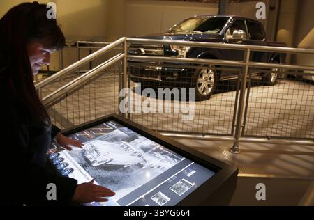 28 janvier 2015 - Owosso, mi, États-Unis - Cynthia Jones, directrice générale de la Ford Rouge Factory Tour, fait la démonstration d'un écran tactile interactif appelé collections Explorer lors de la nouvelle et améliorée Ford Rouge Factory Tour le 27 janvier 2015 à Detroit. La visite offre une nouvelle expérience théâtrale qui montre ce qu'il faut pour construire un F-150 dans le théâtre de l'innovation manufacturière à 360 degrés. (Crédit image : © Mandi Wright/Detroit Free Press via ZUMA Press Wire) Banque D'Images