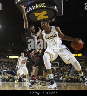 27 janvier 2015 - Ann Arbor, mi, États-Unis - Kameron Chatman du Michigan fait le tour de David Rivers au Nebraska au cours de la première mi-temps le mardi 27 janvier 2015, au Crisler Center à Ann Arbor, Mich. (image de crédit : © Julian H. Gonzalez/Detroit Free Press via ZUMA Press Wire) Banque D'Images