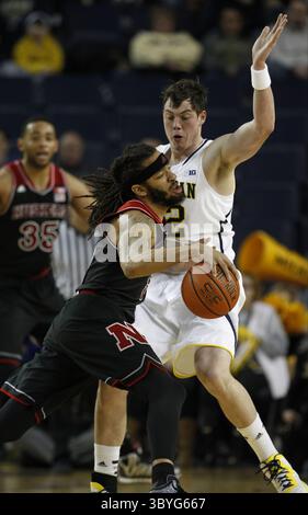 27 janvier 2015 - Ann Arbor, mi, États-Unis - Ricky Doyle du Michigan arrête la route du Terran Petteway du Nebraska au cours de la première mi-temps le mardi 27 janvier 2015, au Crisler Center à Ann Arbor, Mich. (crédit image : © Julian H. Gonzalez/Detroit Free Press via ZUMA Press Wire) Banque D'Images