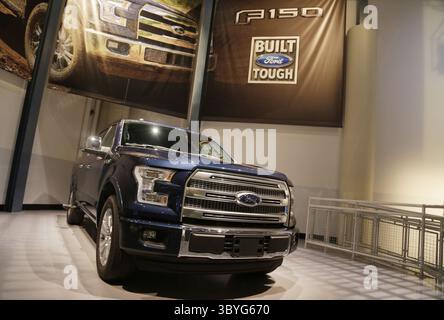 28 janvier 2015 - Owosso, mi, États-Unis - un F-150 est exposé dans la nouvelle et améliorée Ford Rouge Factory Tour le 27 janvier 2015 à Detroit. La visite offre une nouvelle expérience théâtrale qui montre ce qu'il faut pour construire un F-150 dans le théâtre de l'innovation manufacturière à 360 degrés. (Crédit image : © Mandi Wright/Detroit Free Press via ZUMA Press Wire) Banque D'Images