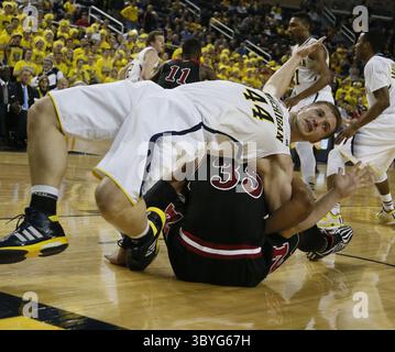 27 janvier 2015 - Ann Arbor, mi, États-Unis - Max Bielfeldt du Michigan s'emmêle avec Walter Pitchford du Nebraska sous le panier sans faute alors que la pièce se dirige dans l'autre sens au cours de la deuxième mi-temps le mardi 27 janvier 2015, au Crisler Center à Ann Arbor, Mich. (crédit image : © Julian H. Gonzalez/Detroit Free Press via ZUMA Press Wire) Banque D'Images