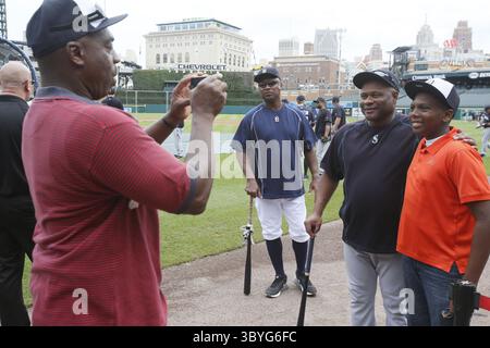 22 juillet 2015 - Detroit, mi, États-Unis - Tyrone Hickman, de Jackson, Miss., prend une photo de son fils, Tyler Hickman, 14 ans, avec Lloyd McClendon, entraîneur des Seattle Mariners, alors que l'entraîneur des Detroit Tigers, Dave Clark, au centre, regarde pendant les essais de frappe avant que les Tigers ne soient l'hôte des Mariners au Comerica Park à Détroit le mercredi 22 juillet 2015. (Crédit image : © Julian H. Gonzalez/Detroit Free Press via ZUMA Press Wire) Banque D'Images