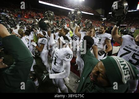 21 novembre 2015 - Columbus, OH, États-Unis - les joueurs de Michigan State chantent leur chanson de combat après une victoire de 17-14 contre Ohio State le samedi 21 novembre 2015, au Ohio Stadium de Columbus, Ohio. (Crédit image : © Julian H. Gonzalez/Detroit Free Press via ZUMA Press Wire) Banque D'Images