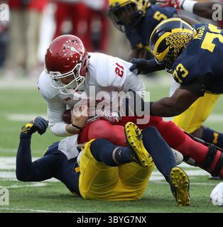 19 novembre 2016 - Ann Arbor, mi, États-Unis - le quarterback de l'Indiana Richard Lagow est limogé par Chase Winowich du Michigan en première mi-temps le samedi 19 novembre 2016, au Michigan Stadium à Ann Arbor, Mich. L'hôte Wolverines a gagné, 20-10. (Crédit image : © Kirthmon F. Dozier/Detroit Free Press via ZUMA Press Wire) Banque D'Images