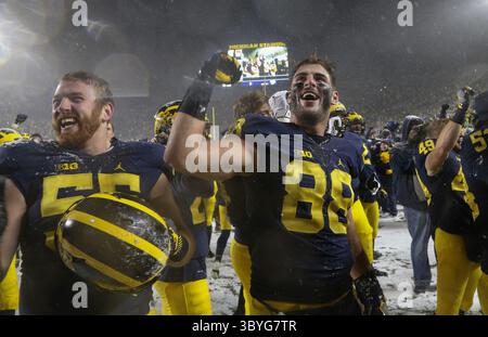19 novembre 2016 - Ann Arbor, mi, États-Unis - les joueurs du Michigan célèbrent dans la neige après une victoire de 20-10 contre l'Indiana le samedi 19 novembre 2016, au Michigan Stadium à Ann Arbor, Mich. (crédit image : © Kirthmon F. Dozier/Detroit Free Press via ZUMA Press Wire) Banque D'Images