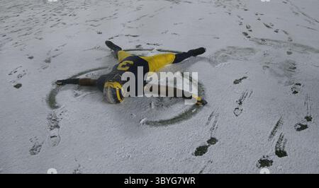 19 novembre 2016 - Ann Arbor, mi, États-Unis - Rashan Gary du Michigan célèbre une victoire de 20-10 contre l'Indiana en faisant des anges de la neige le samedi 19 novembre 2016, au Michigan Stadium à Ann Arbor, Mich. (image crédit : © Kirthmon F. Dozier/Detroit Free Press via ZUMA Press Wire) Banque D'Images