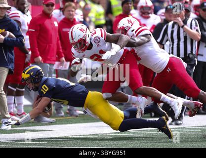 21 septembre 2018 - Ann Arbor, mi, États-Unis - le quarterback du Michigan Dylan McCaffrey (10 ans) est attaqué par le défenseur du Nebraska Lamar Jackson le samedi 22 septembre 2018, au Michigan Stadium à Ann Arbor, Mich. Michigan a gagné, 56-10. (Crédit image : © Kirthmon F. Dozier/Detroit Free Press via ZUMA Press Wire) Banque D'Images